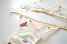 Load image into Gallery viewer, Daisy Embroidered Set
